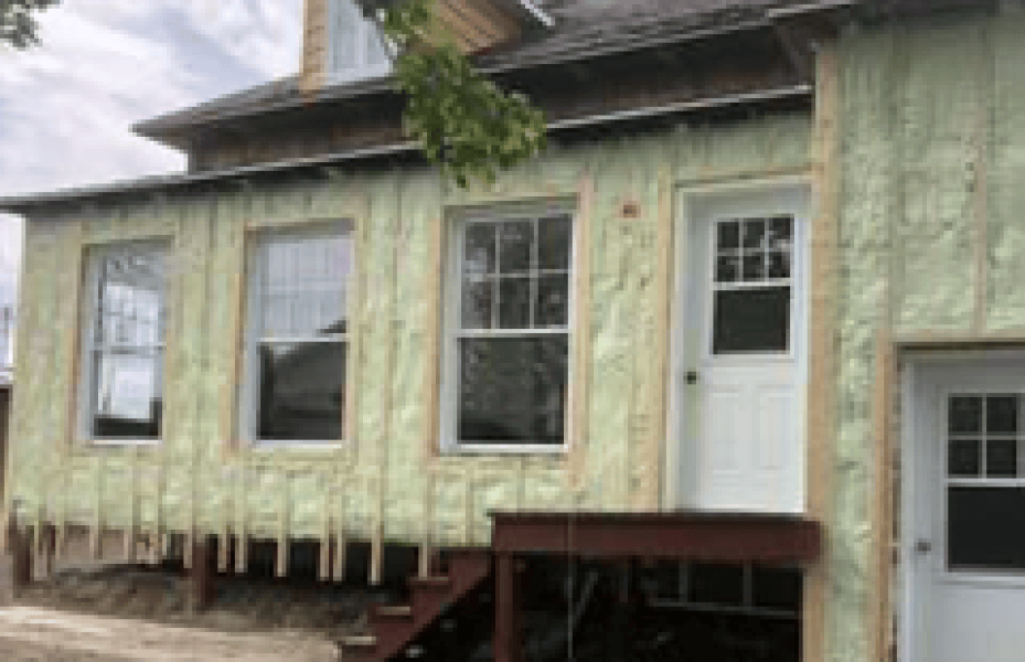 Isolation de façade résidentielle à la mousse d’uréthane par Isolations Franco – secteur Lévis / Limoilou