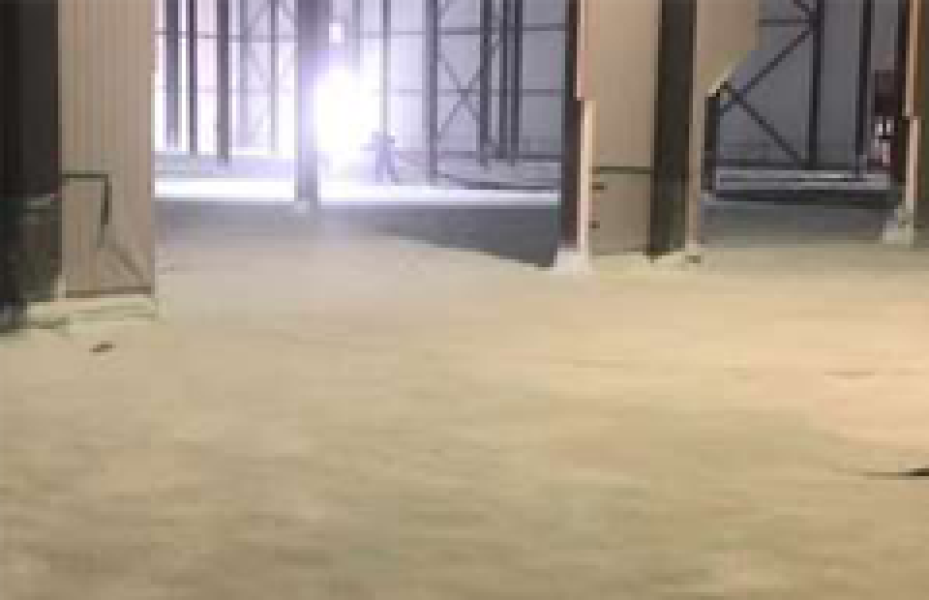 Isolation du plancher en béton avec mousse projetée – chantier à Québec